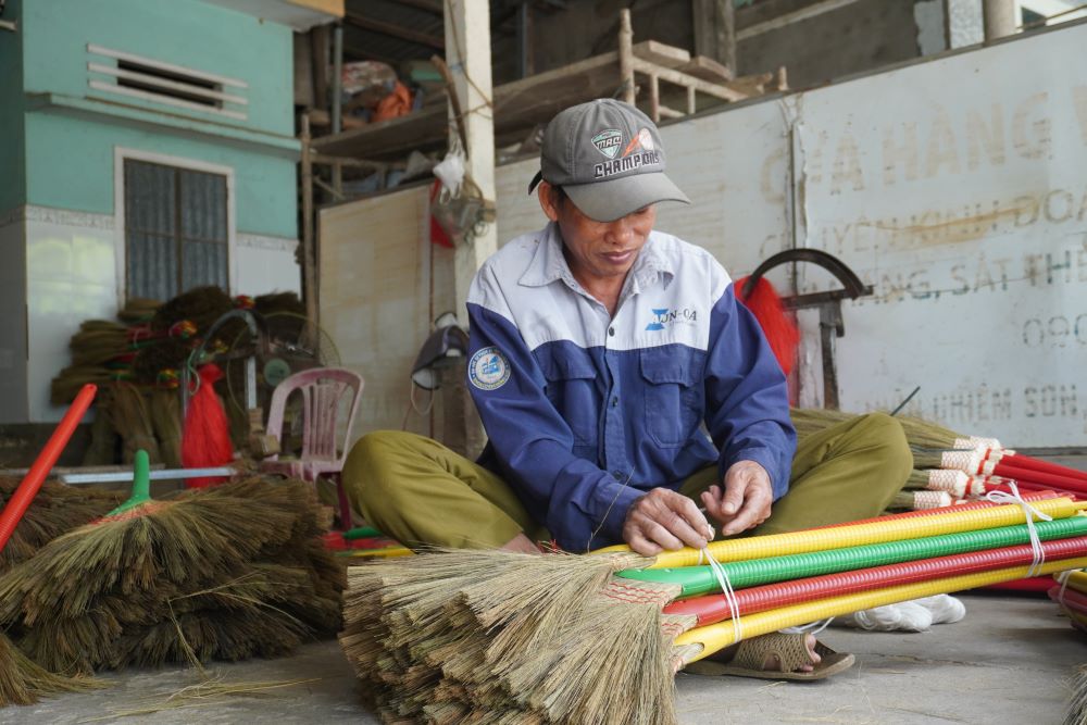 Chiem Son broom village is busy with the Tet season. Photo: Tran Thi