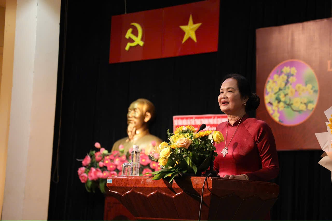 Chairman of the Ho Chi Minh City Writers' Association, writer Trinh Bich Ngan speaks. Photo: Organizing Committee.