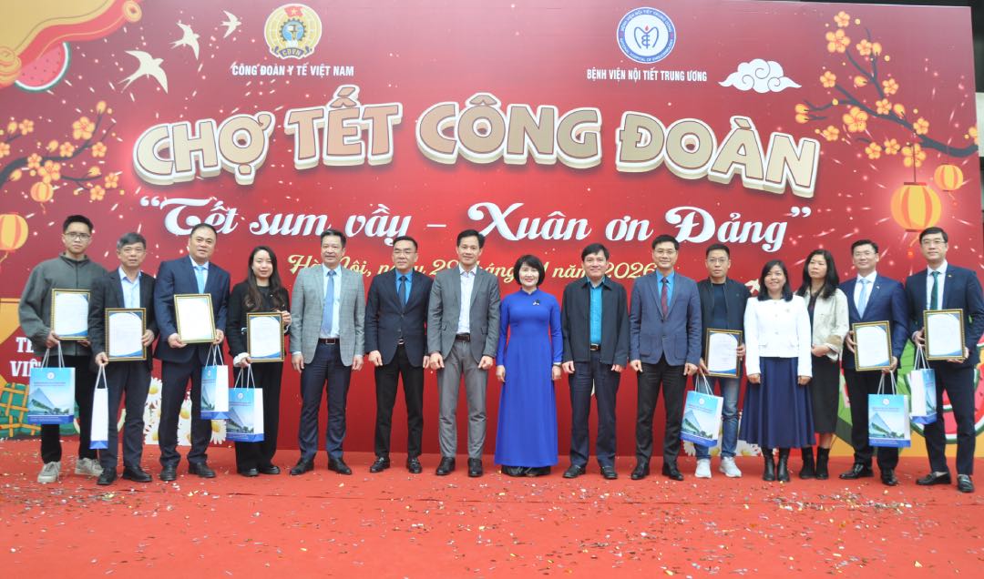 Lãnh đạo Tổng Liên đoàn Lao động Việt Nam, Bộ Y tế, Công đoàn Y tế Việt Nam, Bệnh viện Nội tiết Trung ương chụp ảnh lưu niệm với các đơn vị tài trợ, các nhà hảo tâm. Ảnh: Bảo Hân 