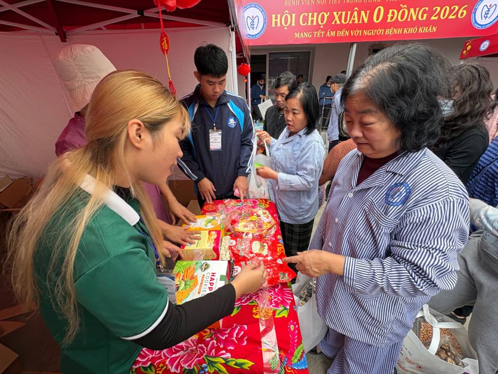 Patients receive free goods at 0-dong booths in the Trade Union Tet Market program. Photo: Bao Han