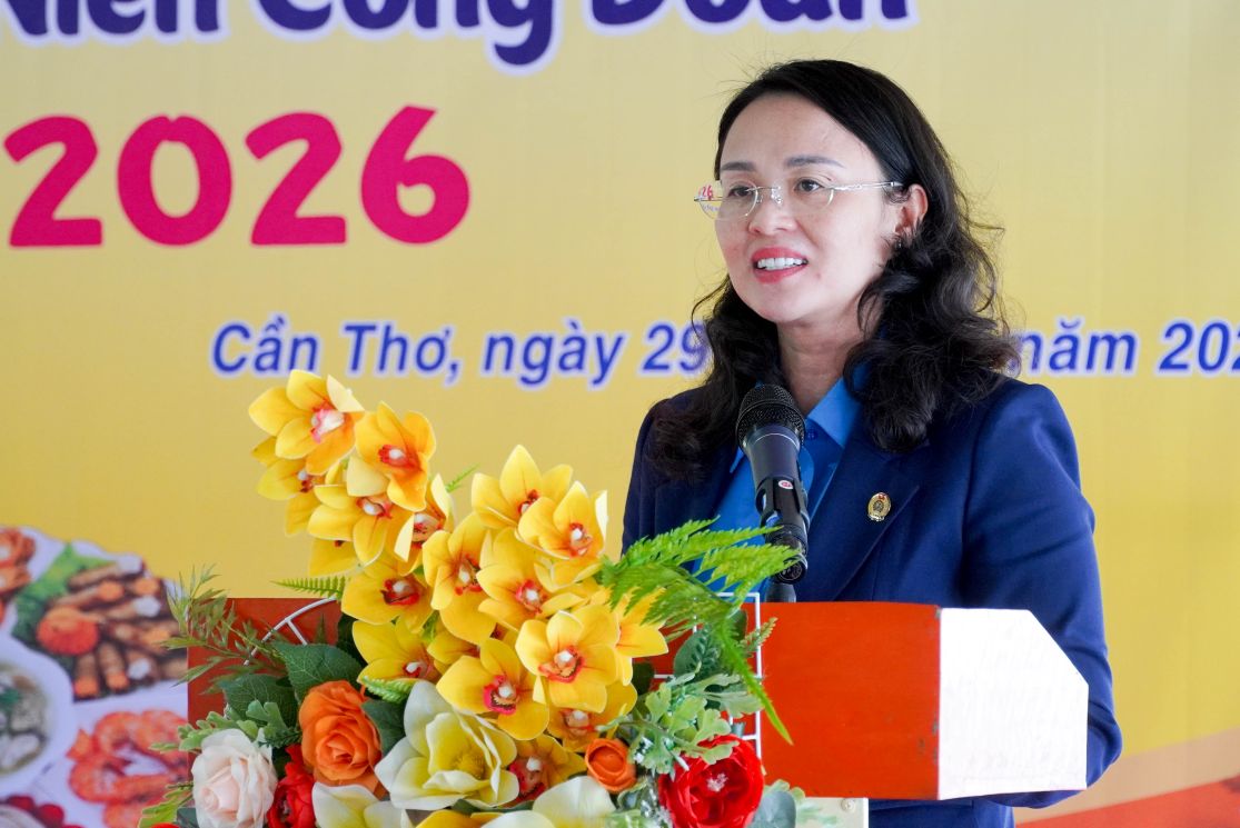 Bà Lê Thị Sương Mai phát biểu tại buổi trao quà cho đoàn viên, công nhân lao động. Ảnh: Phương Anh