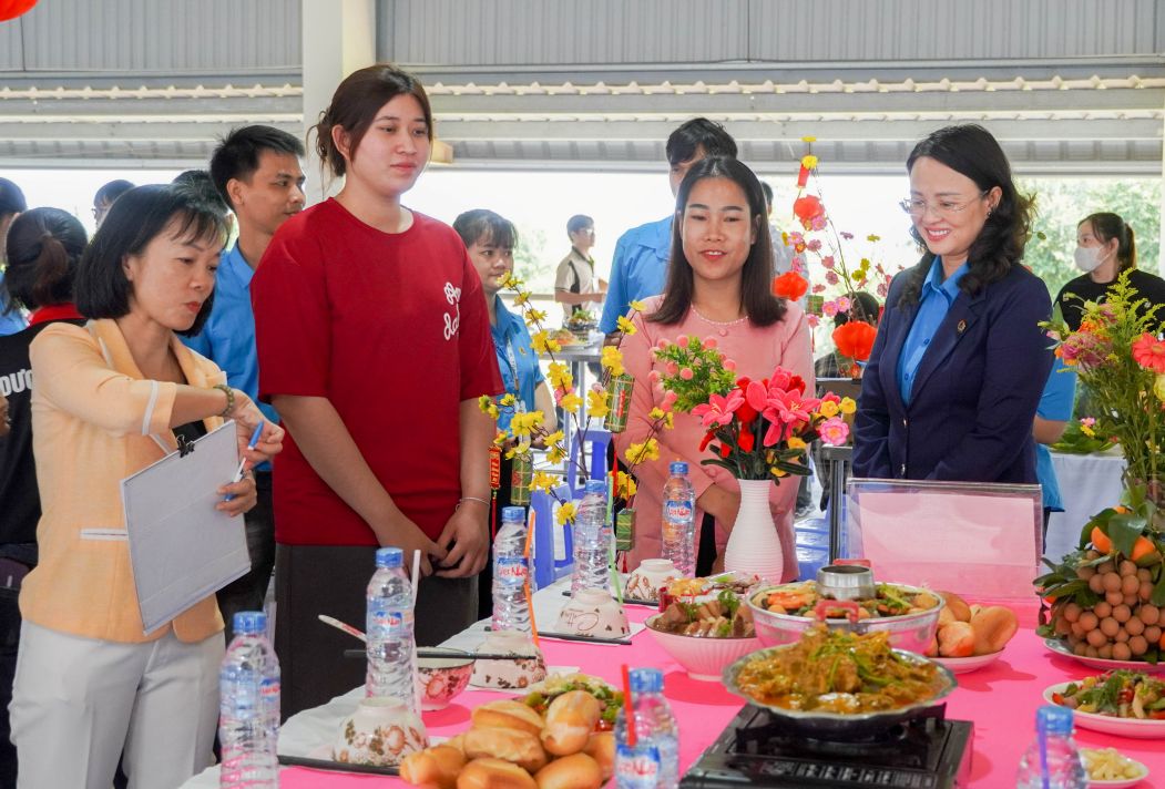 Lãnh đạo LĐLĐ TP Cần Thơ tham quan mâm cơm trong Hội thi trưng bày “Bữa cơm tất niên Công đoàn”. Ảnh: Phương Anh