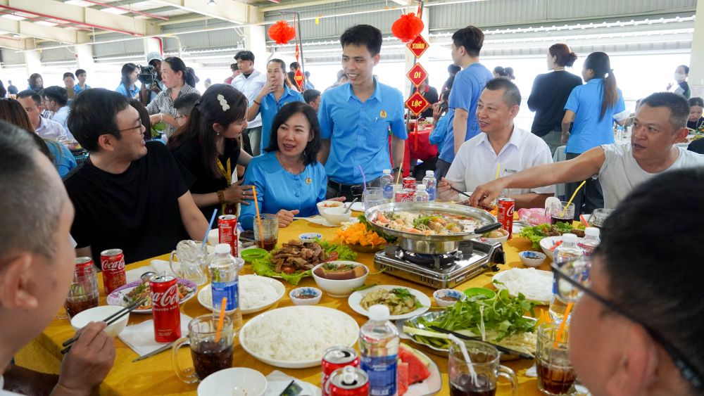 Lãnh đạo LĐLĐ TP Cần Thơ, đại diện doanh nghiệp dùng cơm; thăm hỏi đoàn viên, người lao động. Ảnh: Phương Anh