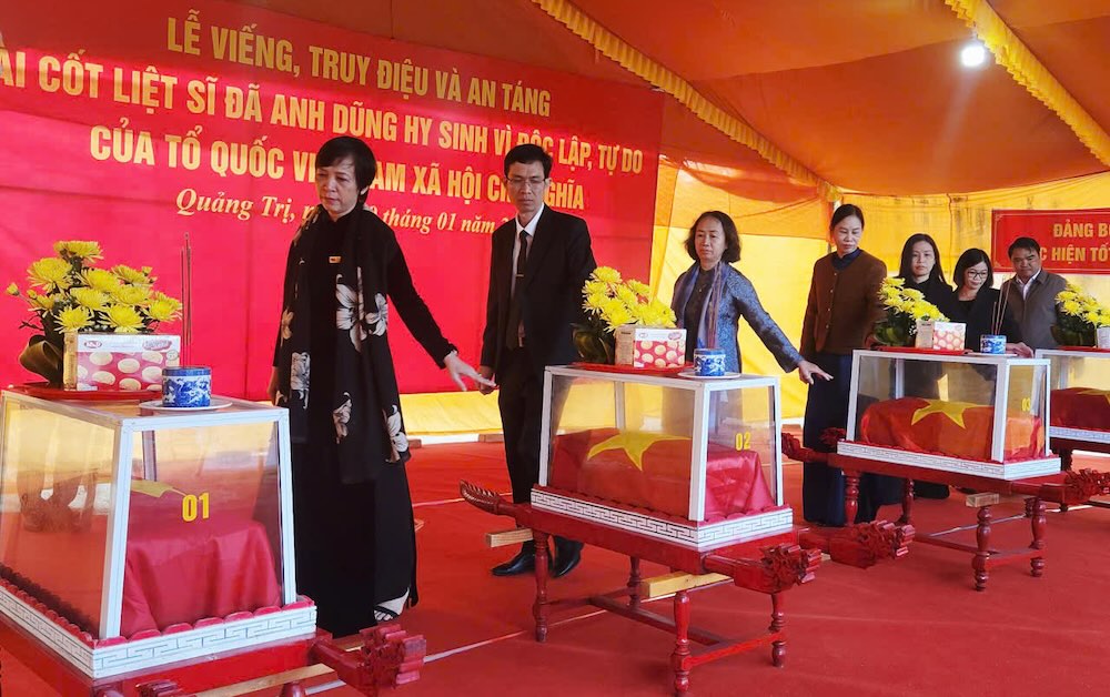 The memorial service and burial of martyrs' remains took place solemnly. Photo: Bich Lien