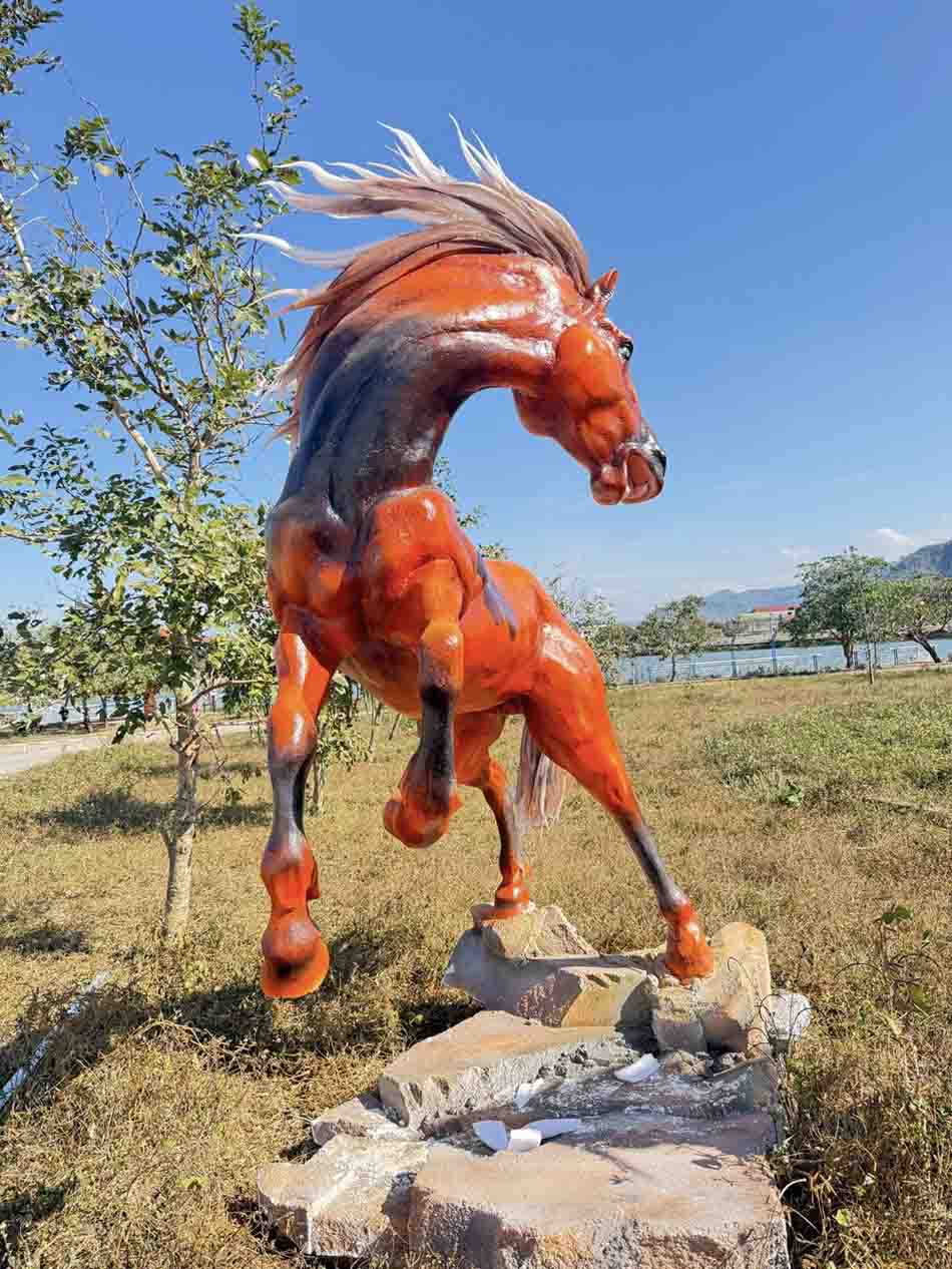 Cận cảnh một con chiến mã.