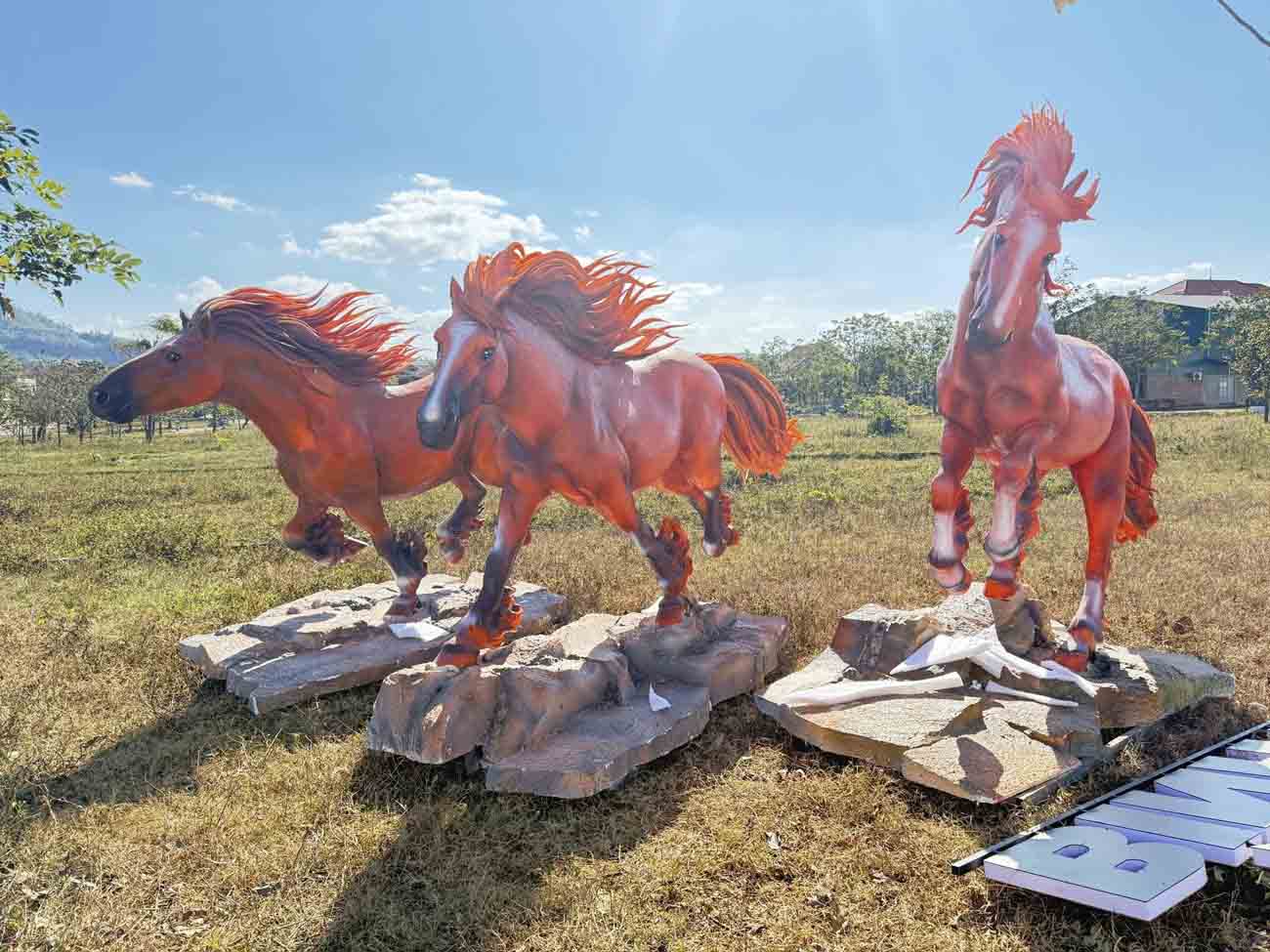 Dàn linh vật ngựa Lao Bảo trông tràn đầy sức sống.