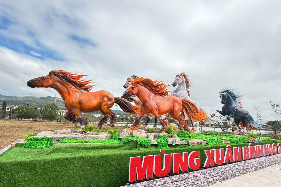 tổ hợp linh vật ngựa dài 17m vừa hoàn thiện tại hồ Tâm Thủy.