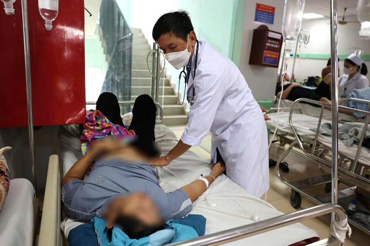 Hundreds of people in Phu My hospitalized for food poisoning treatment after eating bread at Ngoc Ha facility. Photo: Nhi Hoang