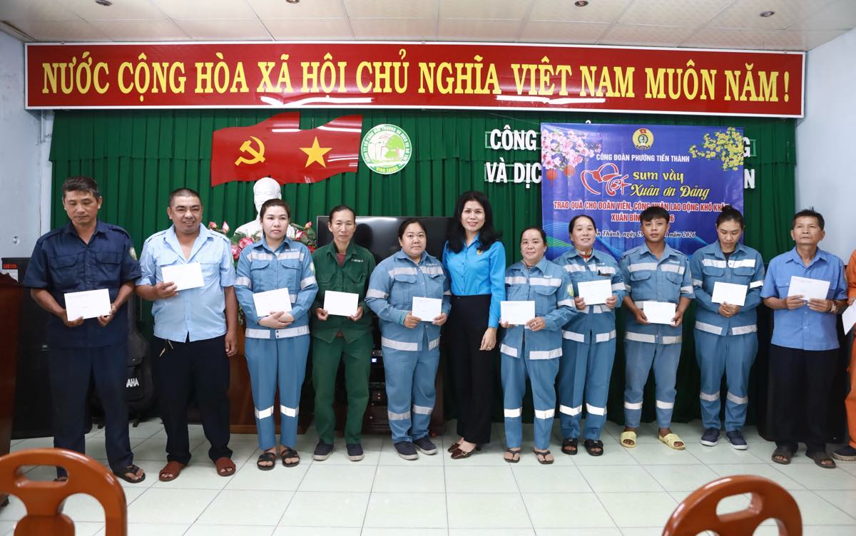 띠엔탄동 노동조합은 빈투언 도시 환경 노동자들에게 설날을 가져다줍니다. 사진: 주이뚜언