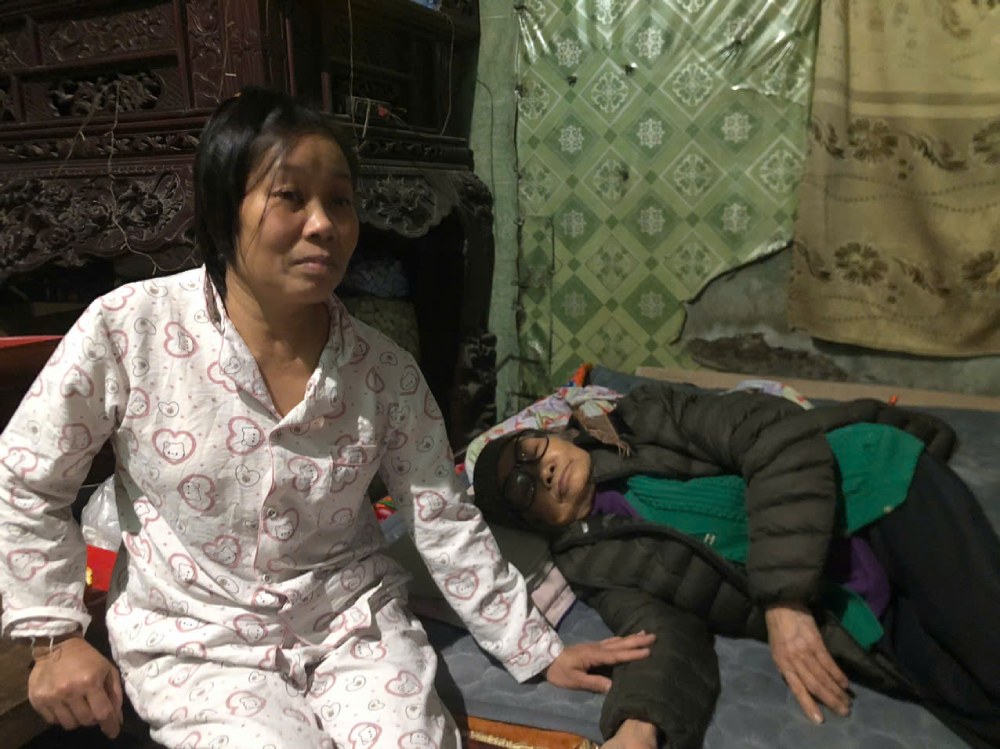 응우옌티마오 씨는 생계의 무게 때문에 어깨를 으쓱하며 노모와 아들을 돌보고 있습니다. 사진: 퀸치