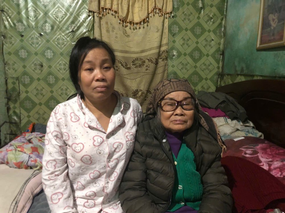 Gánh nặng mưu sinh đè nặng lên vai bà Mão vì không việc làm ổn định, phải lo cho mẹ già và con trai. Ảnh: Quỳnh Chi