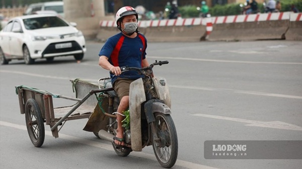 Phương tiện cũ nát tham gia giao thông. Ảnh: Phạm Đông