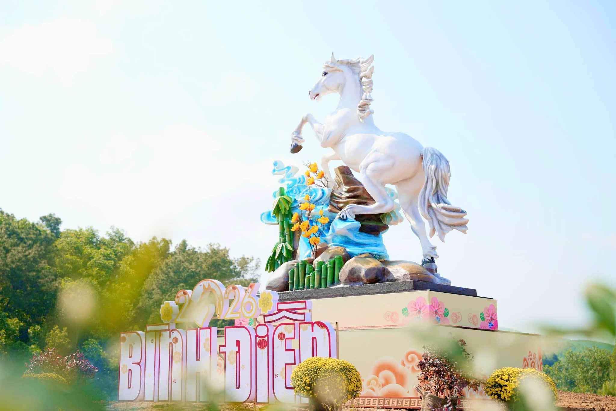 Linh vật ngựa trắng tại Huế. Ảnh: Nguyễn Hoàng