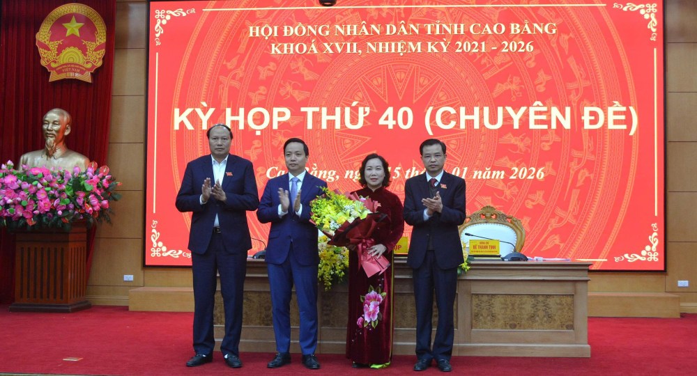 Prime Minister approves the results of the election of Vice Chairman of Cao Bang Provincial People's Committee. In the photo, leaders of the People's Council and Cao Bang Provincial People's Committee congratulate the new Vice Chairman of the Provincial People's Committee Ha Nhat Le. Photo: VGP