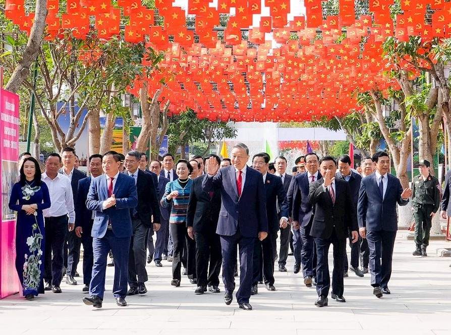General Secretary To Lam and the delegation visit the Kim Lien Special National Relic Site to offer incense to commemorate President Ho Chi Minh. Photo: Pham Bang