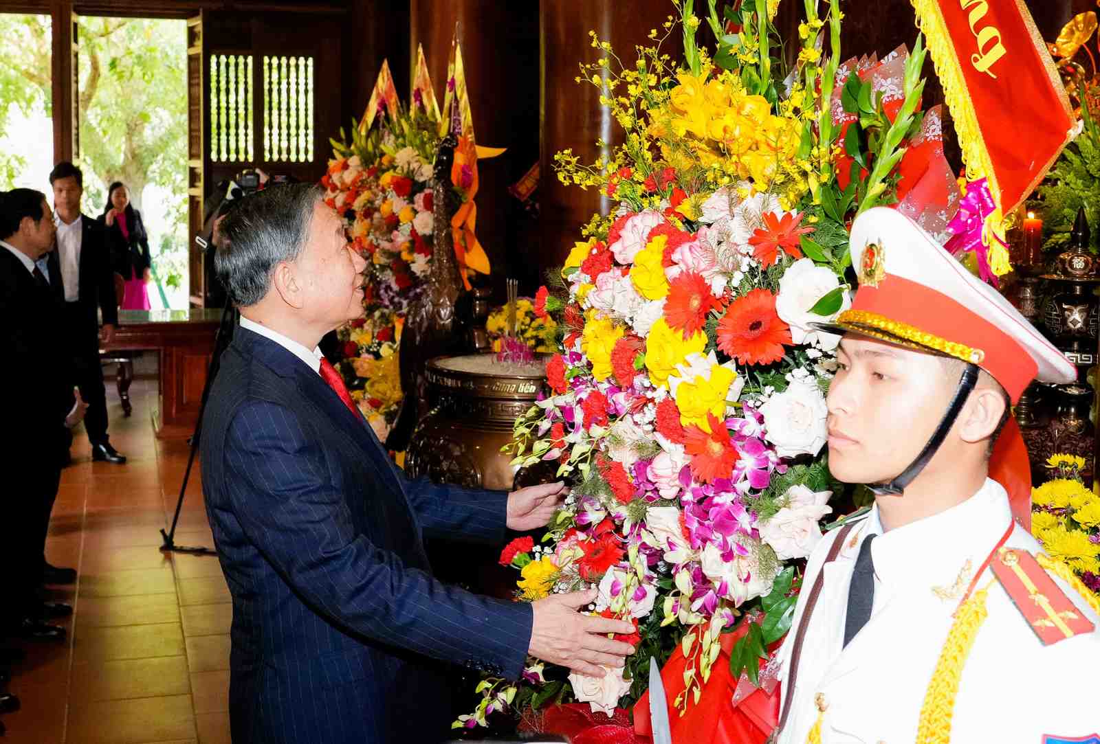 Tổng Bí thư Tô Lâm dâng hoa tưởng niệm Chủ tịch Hồ Chí Minh. Ảnh: Phạm Bằng