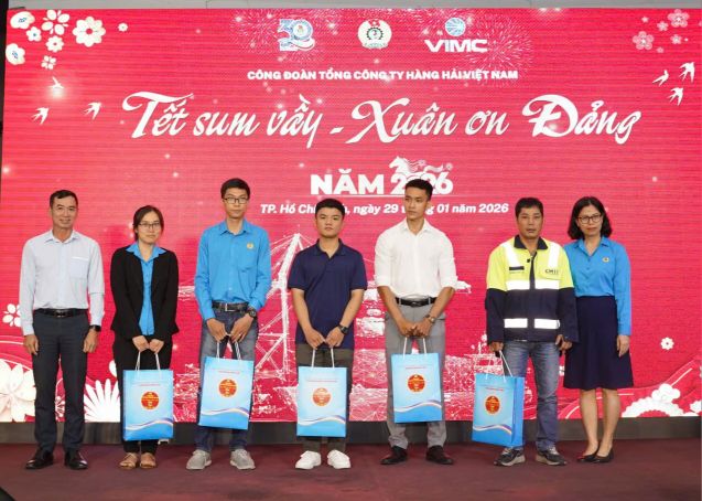 Representatives of the Trade Union of Vietnam National Shipping Lines present gifts to union members and workers in difficult circumstances. Photo: Duc Long