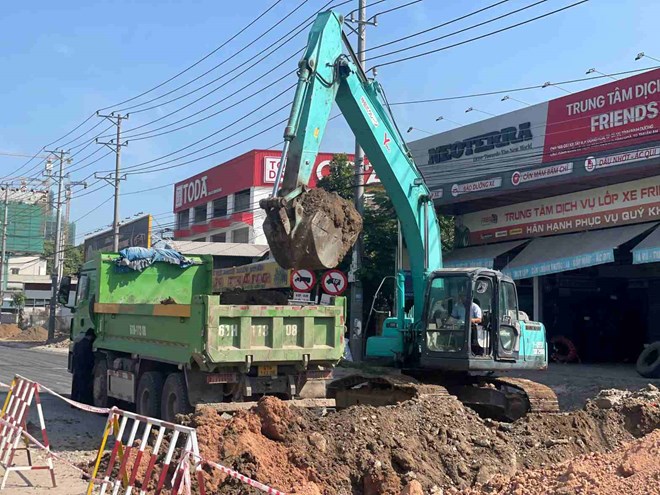 Công trường thi công dự án mở rộng Quốc lộ 13 đoạn qua Bình Dương cũ. Ảnh: Đình Trọng