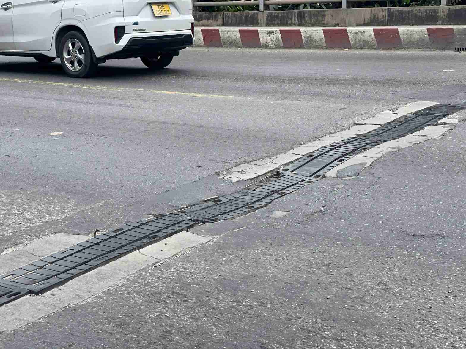 Khe co giãn hư hỏng gây mất an toàn cho các phương tiện. Ảnh: Đình Trọng