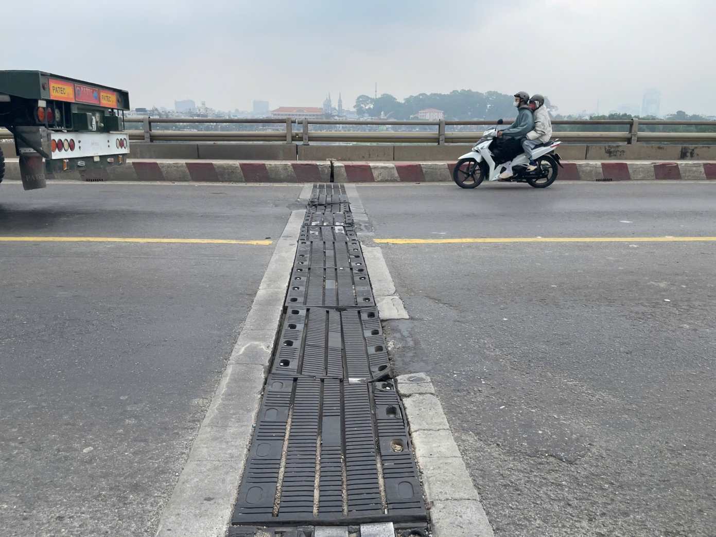 The elastic joints on Phu Cuong bridge are being repaired. Photo: Dinh Trong
