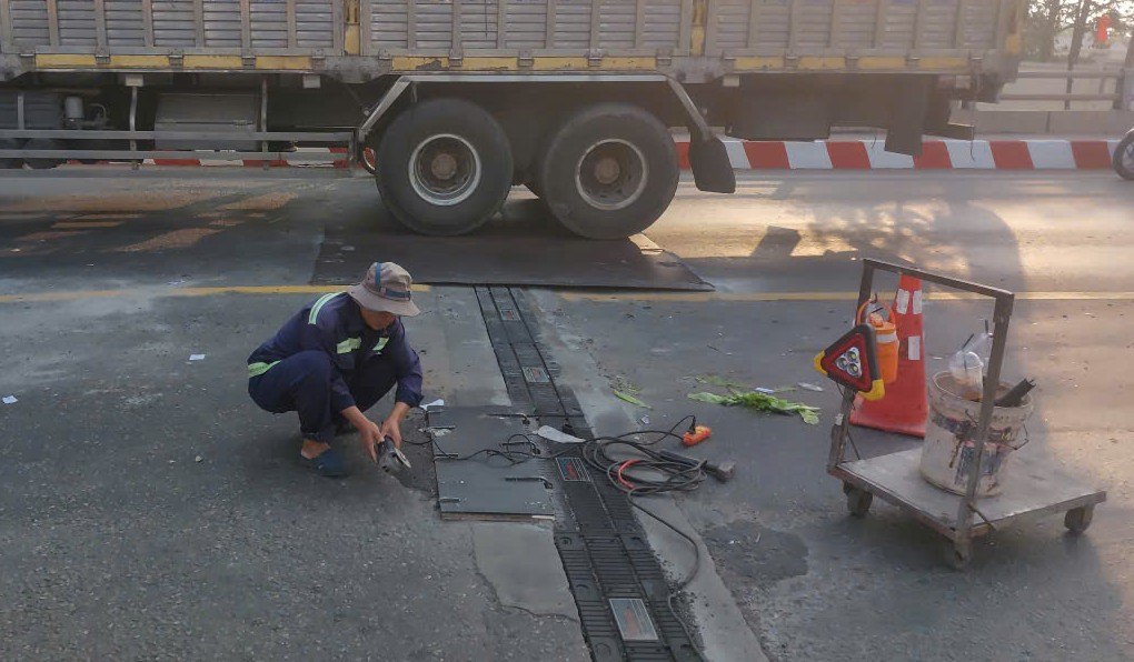 Các khe co giãn hư hỏng đang được sửa chữa. Ảnh: Đình Trọng