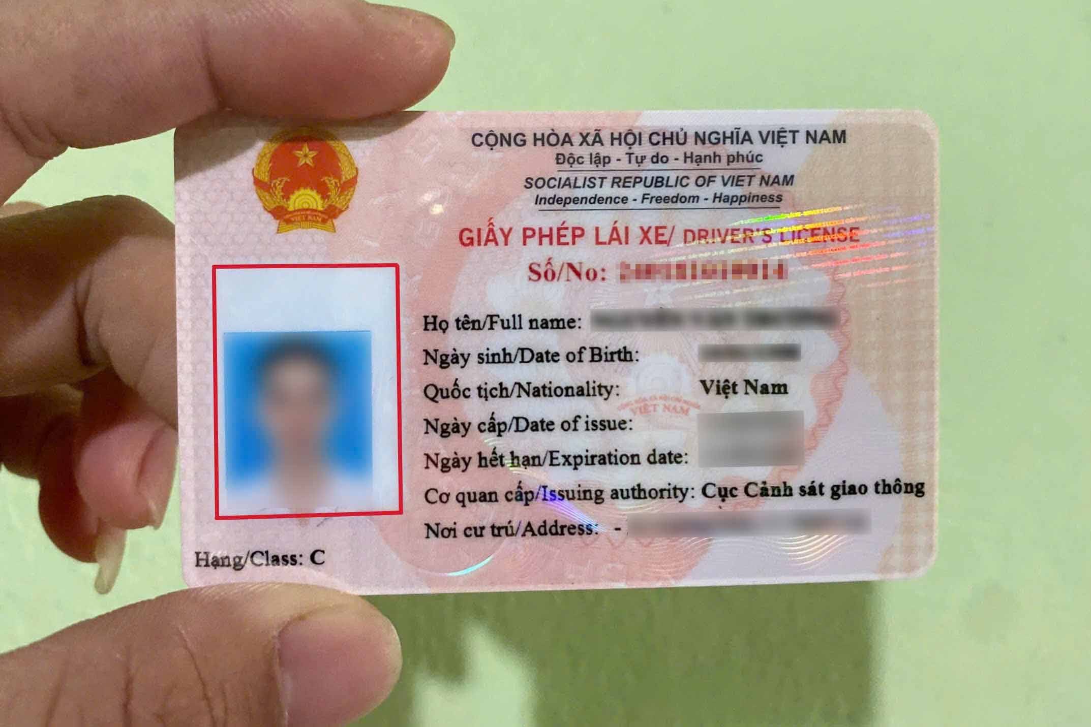 Portrait photo printed on the new model driver's license is out of frame. Photo: Song Huu