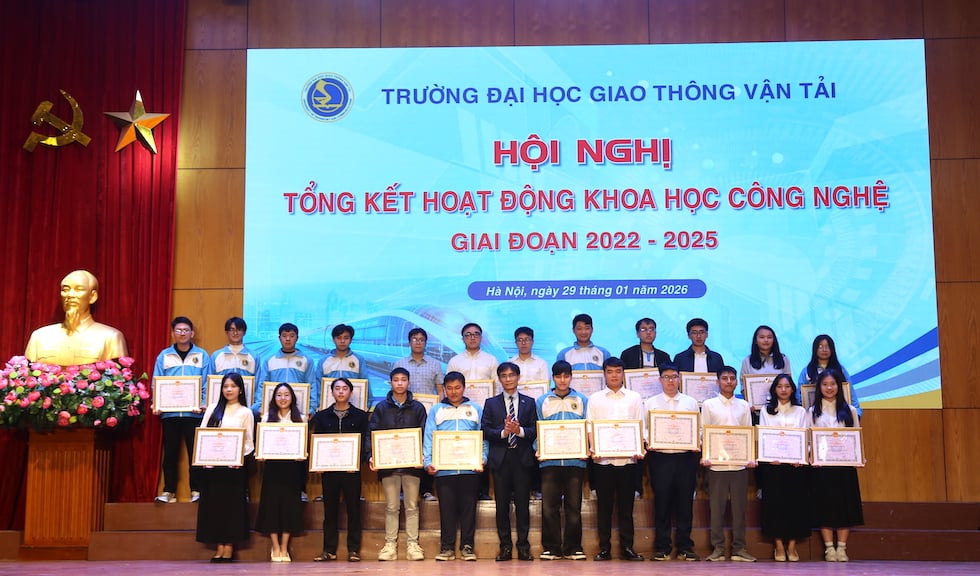 Trường Đại học Giao thông vận tải trao bằng khen cho sinh viên có thành tích cao trong hoạt động nghiên cứu khoa học giai đoạn 2022 - 2025. Ảnh: Nhà trường cung cấp