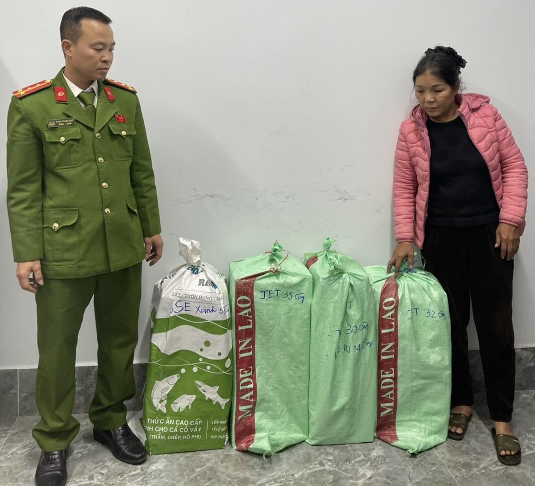 Bà Nguyễn Thị Kim Cúc và tang vật được thu giữ. Ảnh: Công an phường Ba Đồn