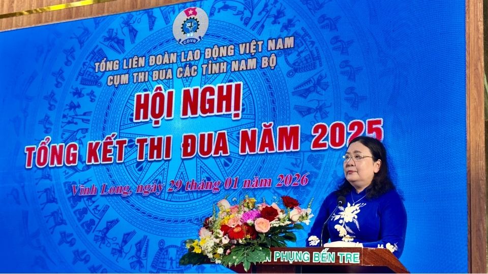 Bà Hồ Thị Hoàng Yến – Ủy viên Ban Chấp hành Trung ương Đảng, Phó Bí thư Thường trực Tỉnh ủy Vĩnh Long phát biểu tại hội nghị. Ảnh: Hoàng Lộc