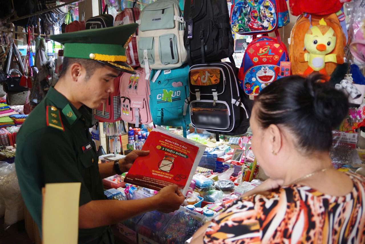 Cán bộ của Đồn Biên phòng cửa khẩu Long Bình tuyên truyền pháp luật đến với người dân sinh sống ven biên giới trên địa bàn. Ảnh: Huỳnh Hoà