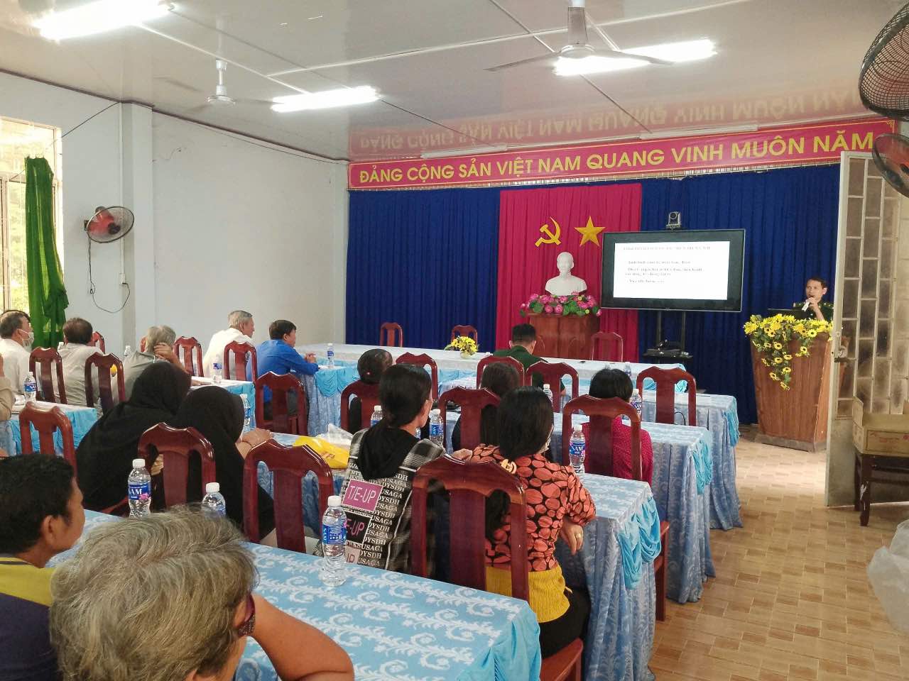  tuyên truyền pháp luật đến với người dân sinh sống ven biên giới trên địa bàn. Ảnh: Hà Châu