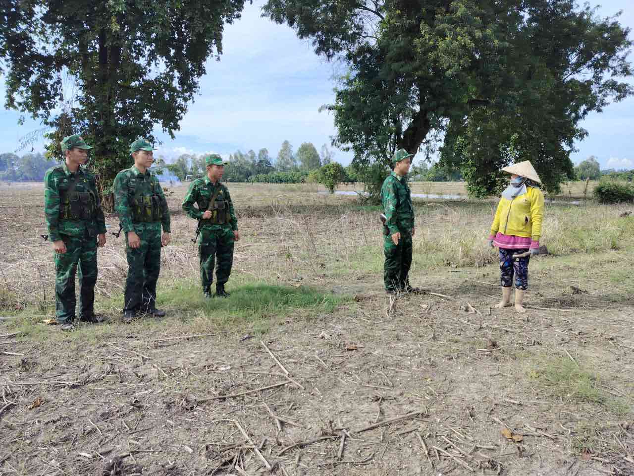 People in Phu Huu border commune (An Giang province) exchange information with border guards. Photo: Ha Chau