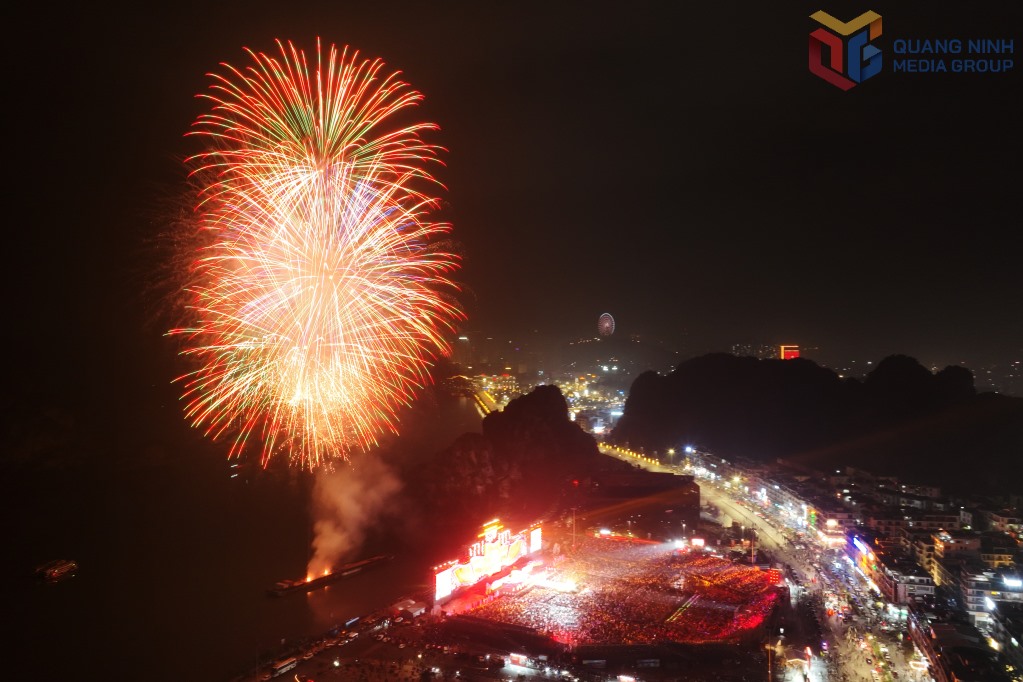 Fireworks display at the art program "Proud to follow the glorious Party - Quang Ninh rises to take off" organized by Quang Ninh province to celebrate the success of the 14th National Party Congress. Photo: Do Phuong