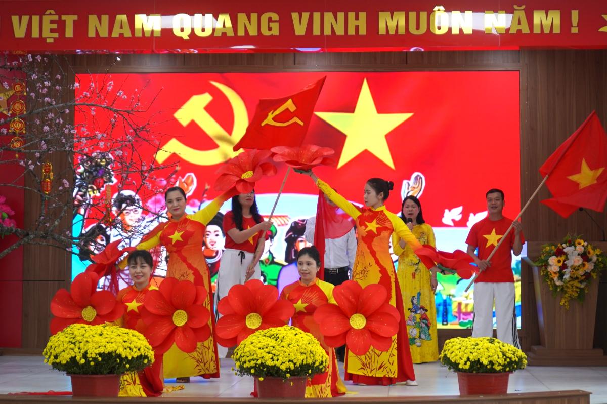 Tiết mục văn nghệ đặc sắc mở màn Tết sum vầy CNVCLĐ phường Gia Viên. Ảnh: Mai Dung