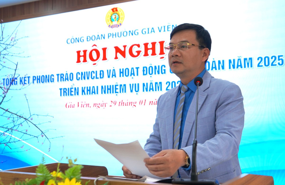 Ông Vũ Đức Dũng - Chủ tịch Công đoàn phường Gia Viên báo cáo kết quả hoạt động của Công đoàn phường năm 2025. Ảnh: Mai Dung