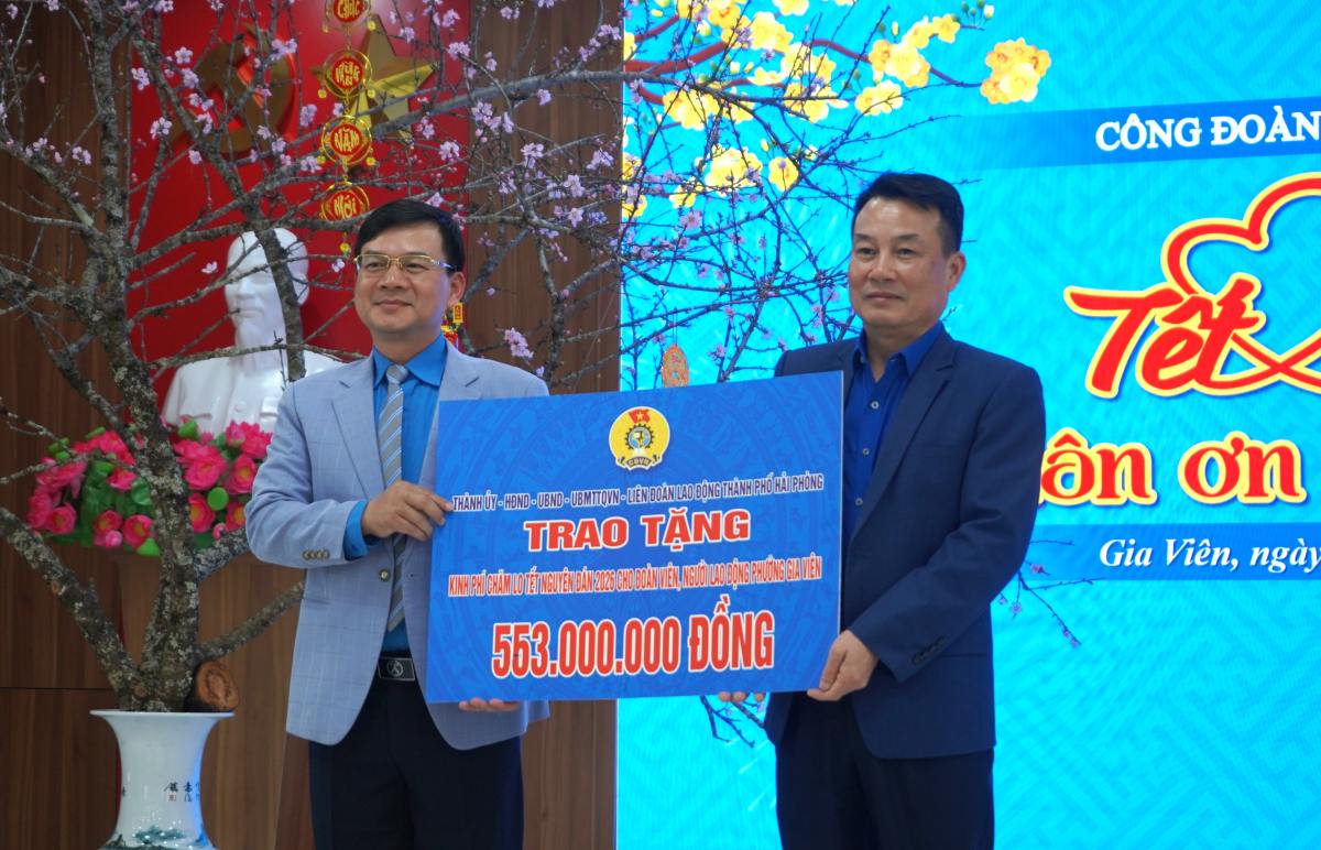 LĐLĐ TP Hải Phòng trao biển tượng trưng kinh phí 553 triệu đồng chăm lo Tết cho đoàn viên phường Gia Viên. Ảnh: Mai Dung