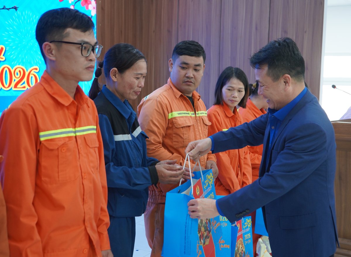 Union members and workers of Gia Vien commune receive gifts at the Tet reunion program. Photo: Mai Dung