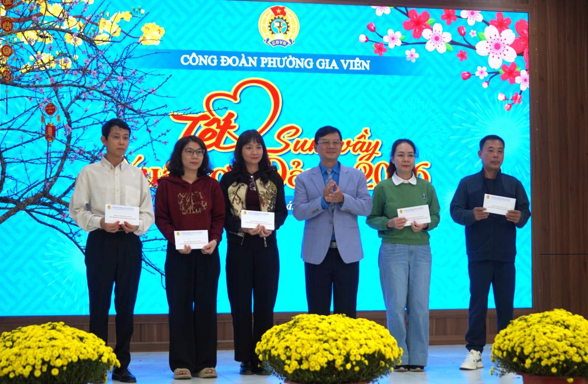 Công đoàn phường Gia Viên trao quà Tết tặng đoàn viên, NLĐ. Ảnh: Mai Dung