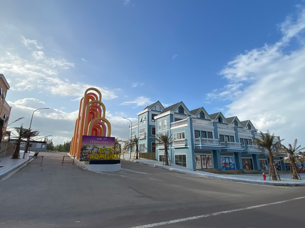 Một dự án du lịch ven biển gần làng chài Nhơn Lý. Ảnh: Thanh Tuấn 