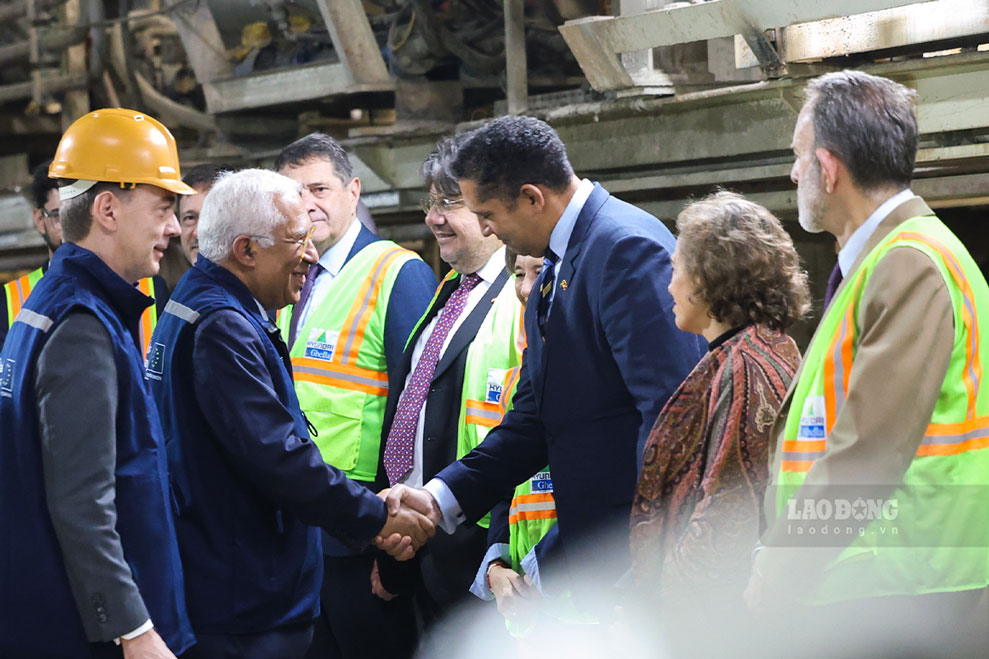 Chủ tịch Hội đồng châu Âu António Costa với các kỹ sư, cán bộ, nhân viên dự án metro tuyến số 3. Ảnh: Hải Nguyễn