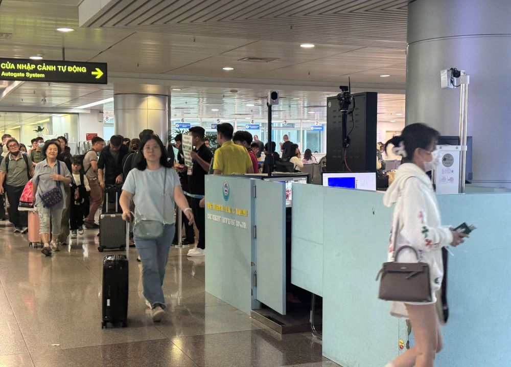 Système de contrôle des maladies installé à l'aéroport de Tan Son Nhat. Photo: Linh Nguyen