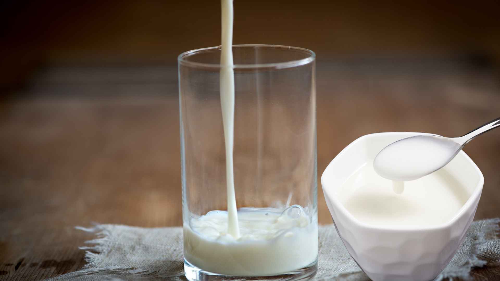 Milk must have full labels, clearly stating the product name and batch number... Graphic photo: Huong Son