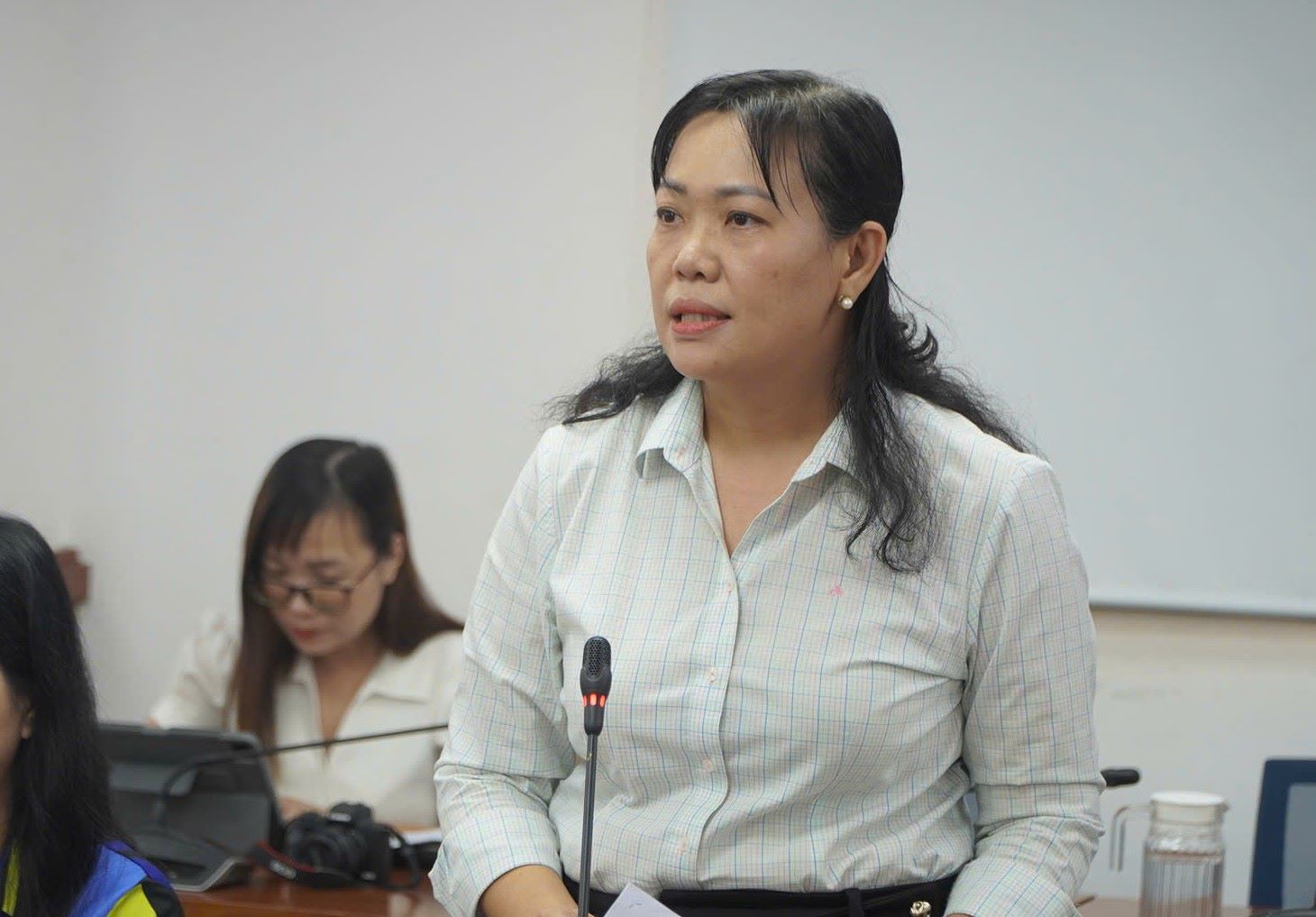 Ms. Nguyen Thi Hanh - Vice Chairwoman of Hiep Phuoc Commune People's Committee (HCMC) informed about the reflection of suspicion that Sago Food Company used expired meat in meal processing. Photo: Chan Phuc
