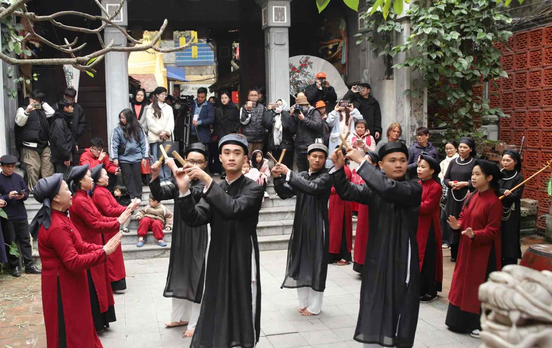 Các nghệ nhân biểu diễn hát Xoan trong đình Kim Ngân, phố Hàng Bạc, Hà Nội. Ảnh: Phố cổ Chất