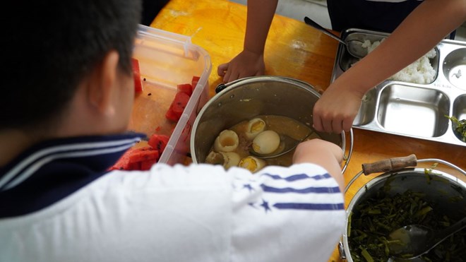 Sau thông tin nghi vấn đơn vị cung cấp suất ăn sử dụng thịt hết hạn trong chế biến, nhiều trường học tại TPHCM đã thông báo tạm dừng ăn bán trú. Ảnh: Chân Phúc