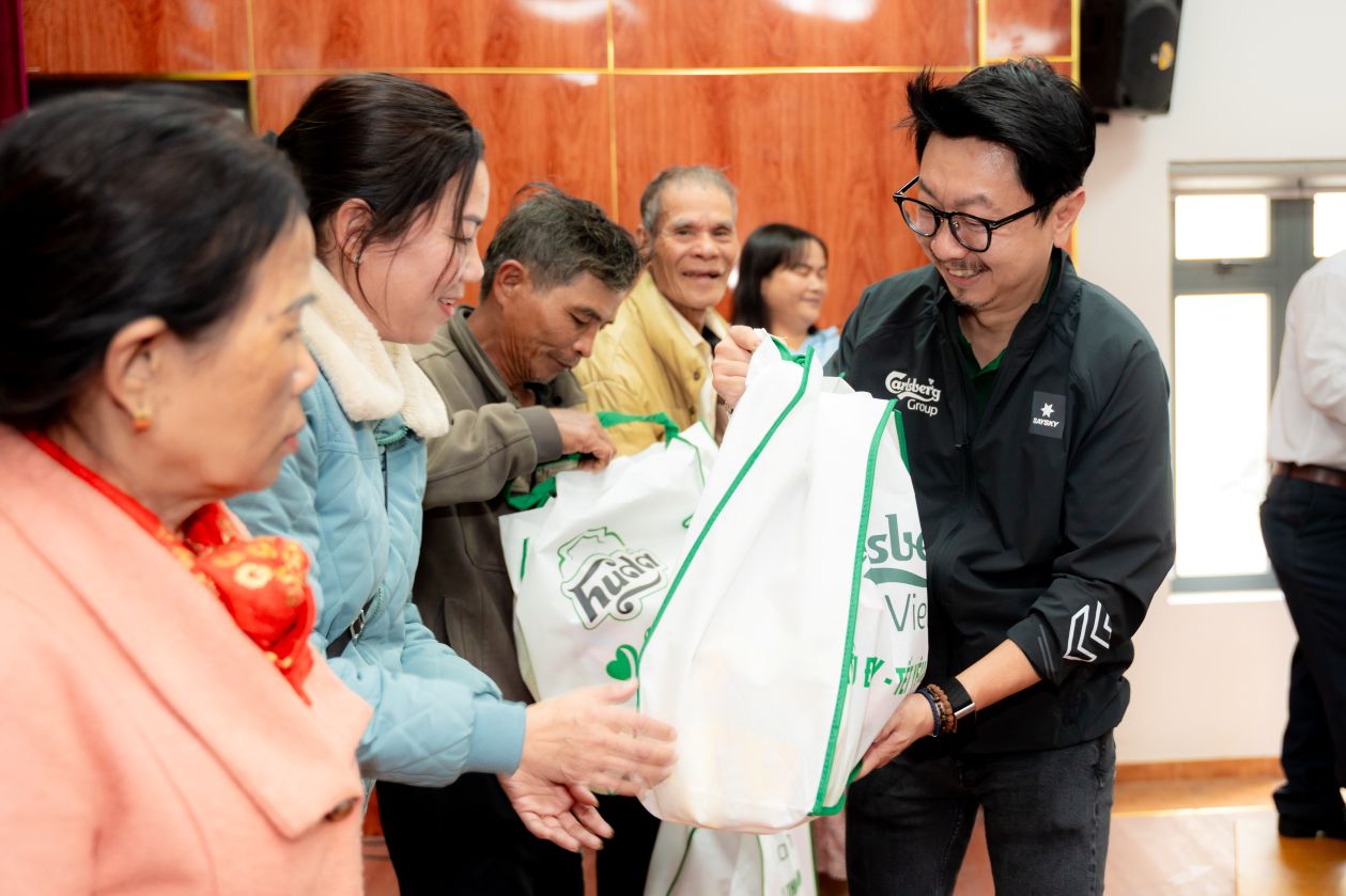 Mr. Andrew Khan, General Director of Carlsberg Vietnam, personally presents gifts to people in Central Vietnam. Photo: Quoc Cuong