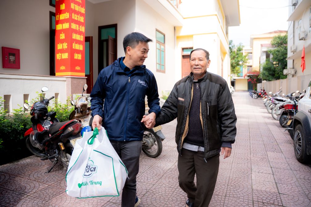 Ông Bùi Hữu Quang, Giám đốc Kinh doanh toàn quốc của Carlsberg Việt Nam, tiếp đón người dân miền Trung đến nhận quà Tết. Ảnh: Quốc Cường