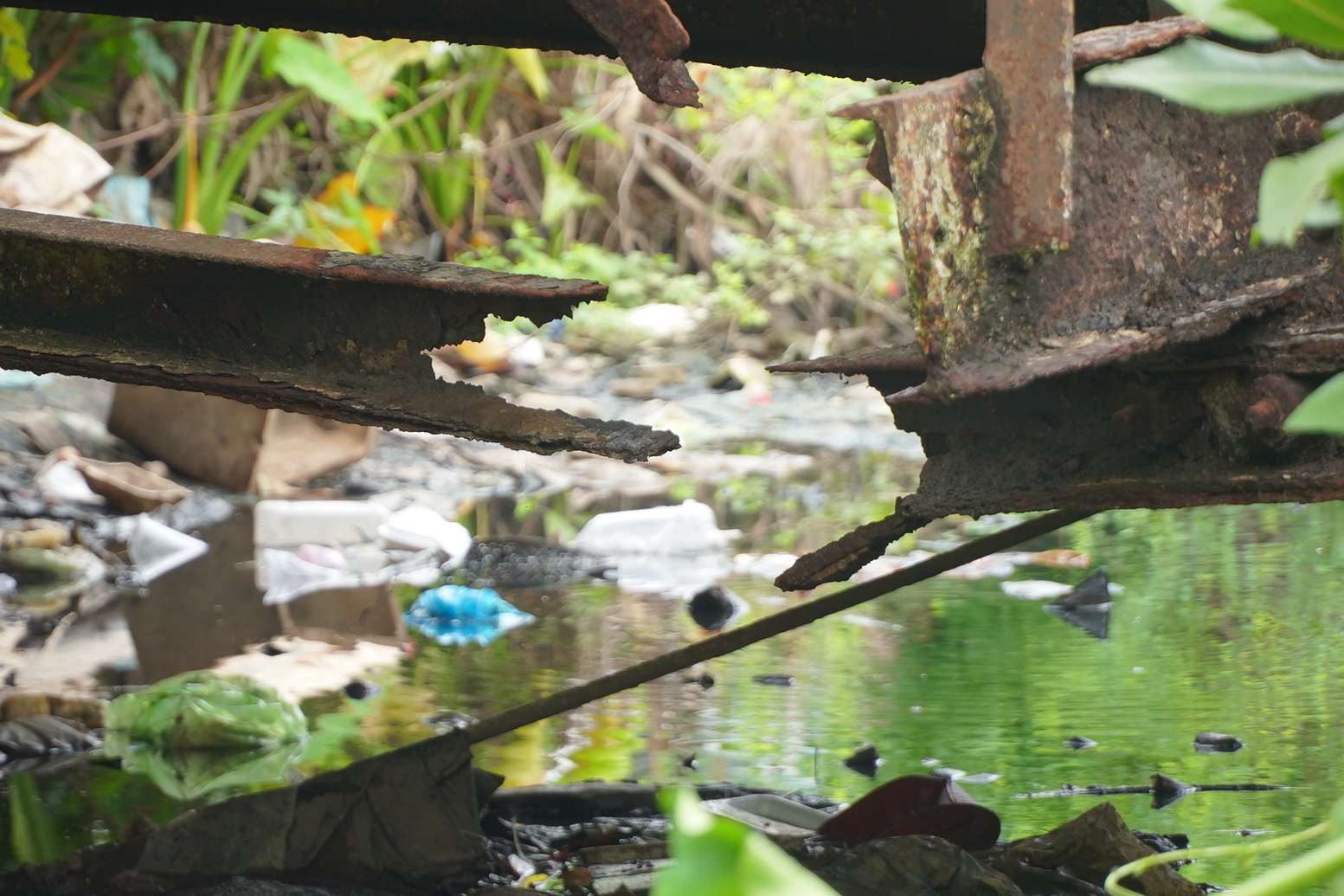 Cầu Bà Lễ thời điểm chưa được sửa chữa khiến người dân không thể lưu thông qua lại (ảnh chụp ngày 22.5.2025). Ảnh: Tạ Quang