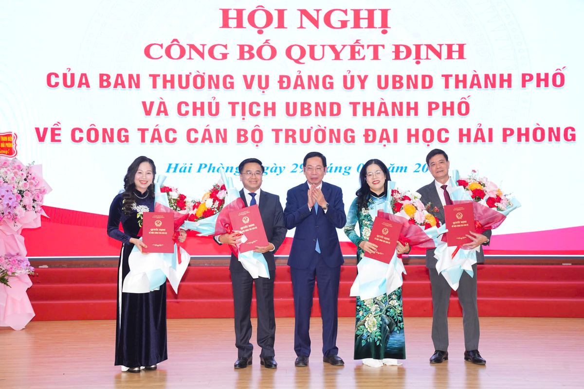 Hai Phong City leaders present decisions to appoint the Rector and Vice Rector of Hai Phong University. Photo: Hai Phong E-Portal