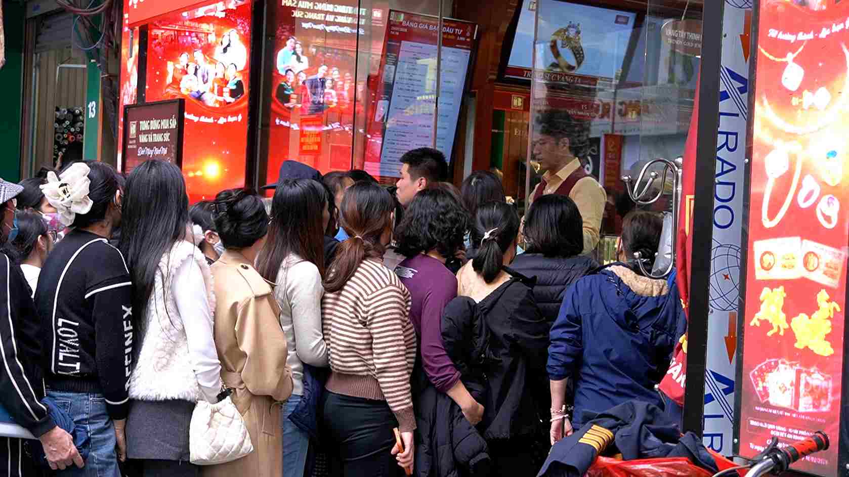 Gold and silver prices increase "dizzyingly", Hanoi people line up for many hours to buy.